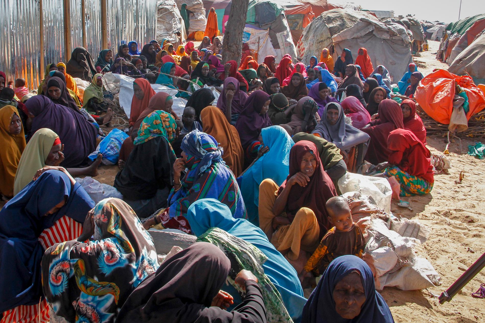 Somalier som flytt från torkan i ett läger i Mogadishus utkant. Arkivbild.