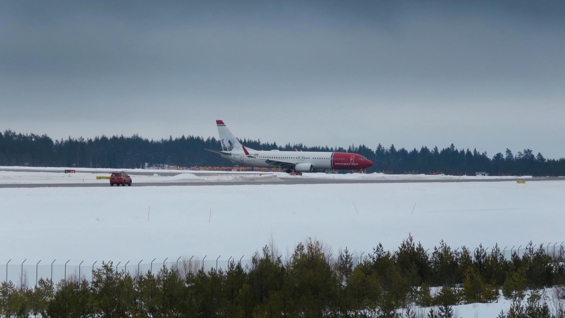 Det bombhotade planet har landat på Arlanda.