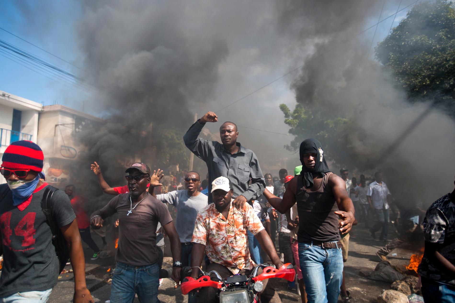 Demonstranter, med den förre presidentkandidaten Jean-Charles Moïse i mitten, i Port-au-Prince kräver president Jovenel Moïses avgång.