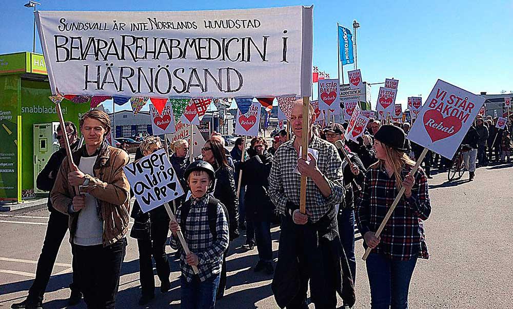 Demonstranterna på Stora Torget i Härnösand har argumenten på sin sida: Vårdbehovet i Ådalen är stort, men avstånden mellan centralorterna är större. Patientsäkerheten hotas om folk tvingas färdas i timmar för vård.
