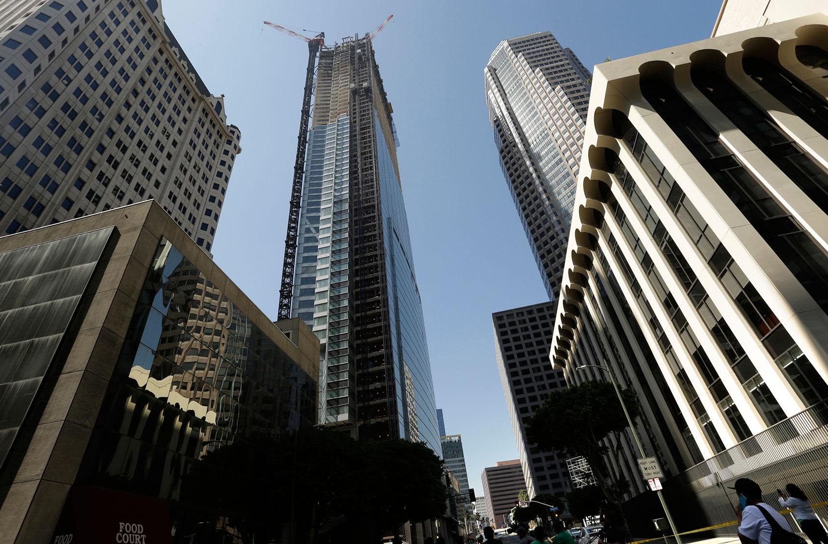 En byggarbetare dog efter ett fall från en skyskrapa i Los Angeles.