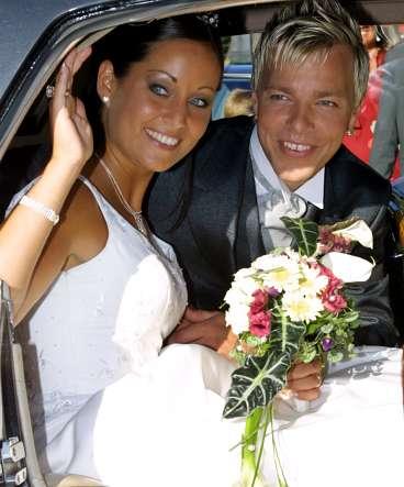 NYGIFTA Helena Gustavsson och Arvingarnas Casper Janebrink gifte sig i går i Partille kyrka.