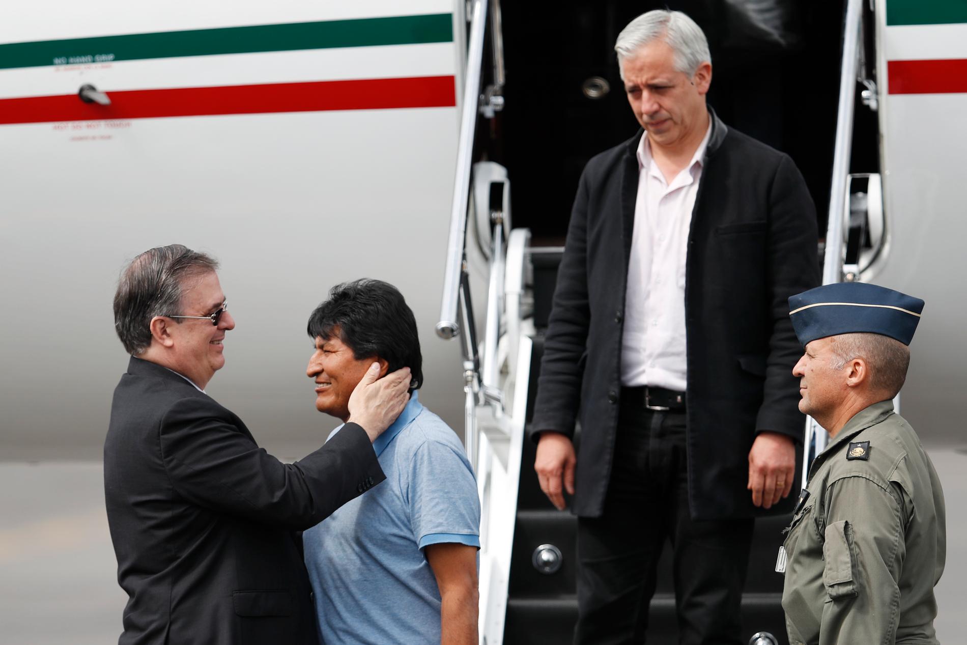 Mexikos utrikesminister Marcelo Ebrard välkomnar Morales och berättar att det krävdes hårt diplomatiskt arbete för att flyga honom till Mexico City.