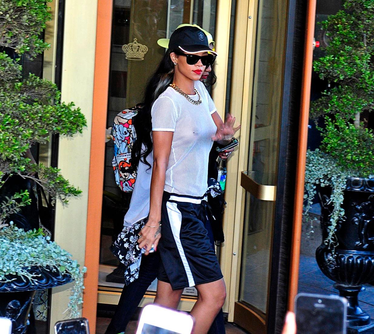 Rihanna lämnar hotellet för spelningen i Globen.