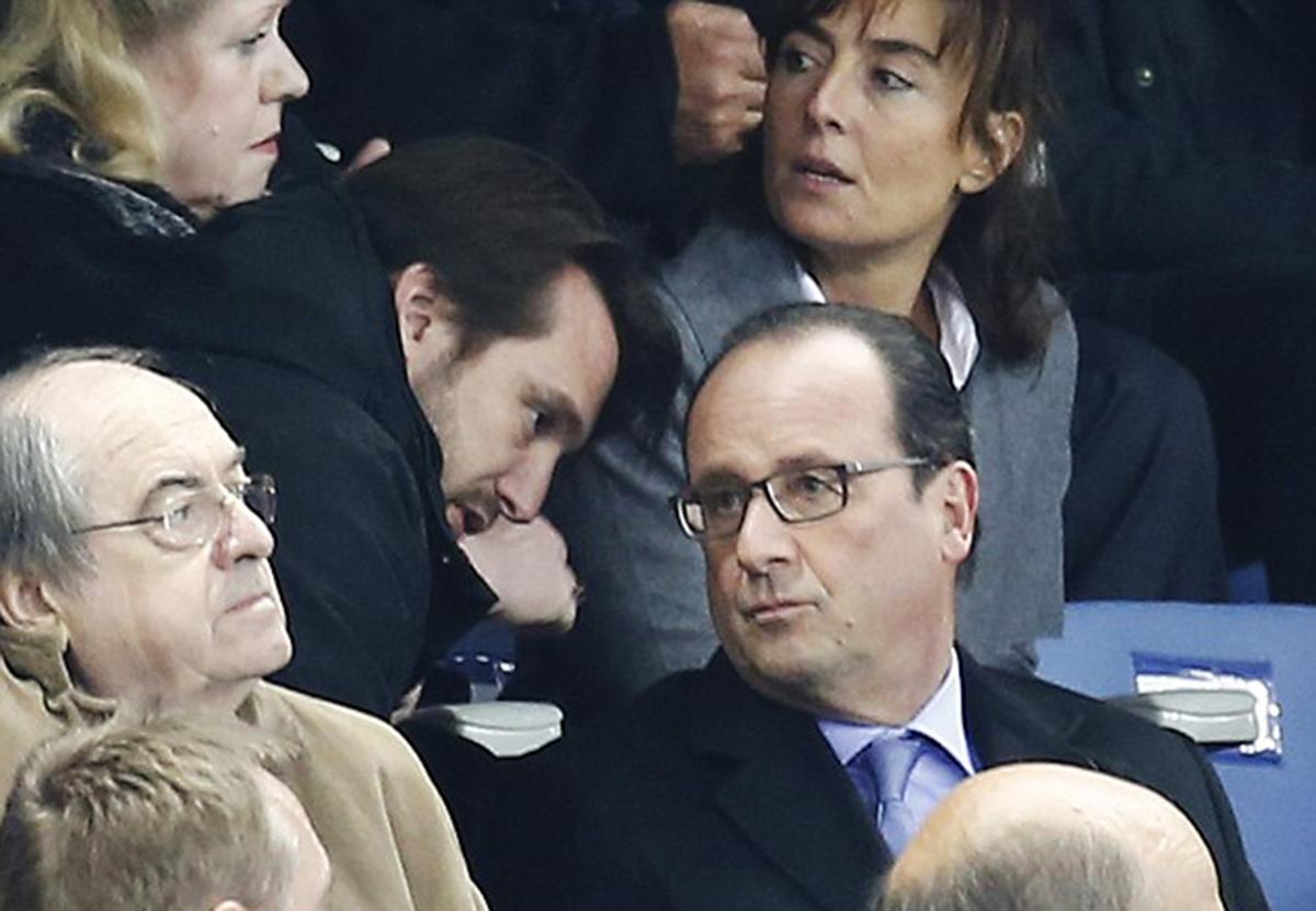 Frankrikes president François Hollande fick beskedet om terrorattackerna när han satt på Stade de France för att se fotbollsmatchen mellan Frankrike och Tyskland.