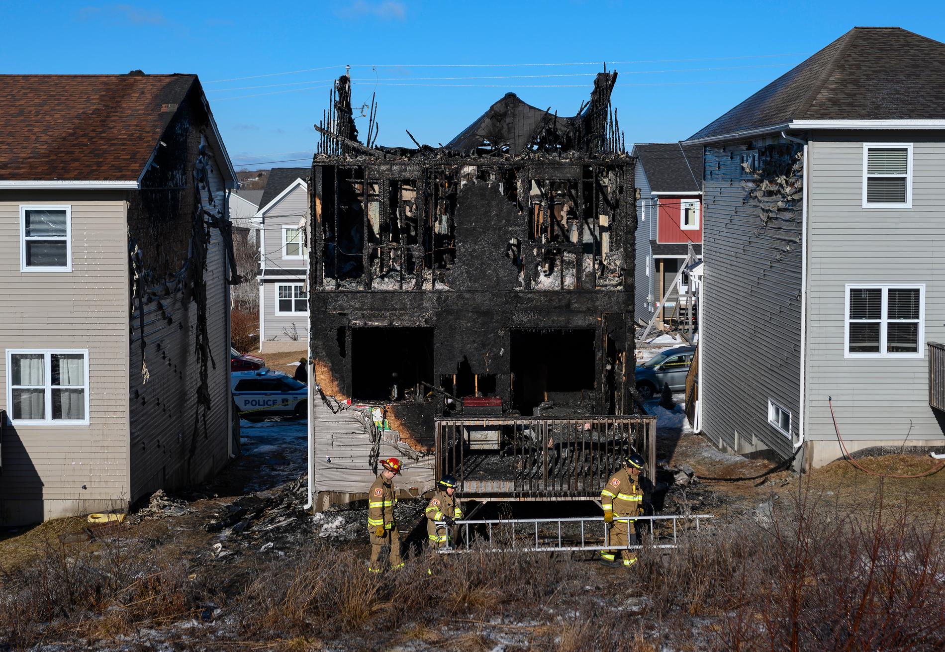 Räddningstjänsten undersöker det eldhärjade huset området Spryfield i Halifax i Kanada.