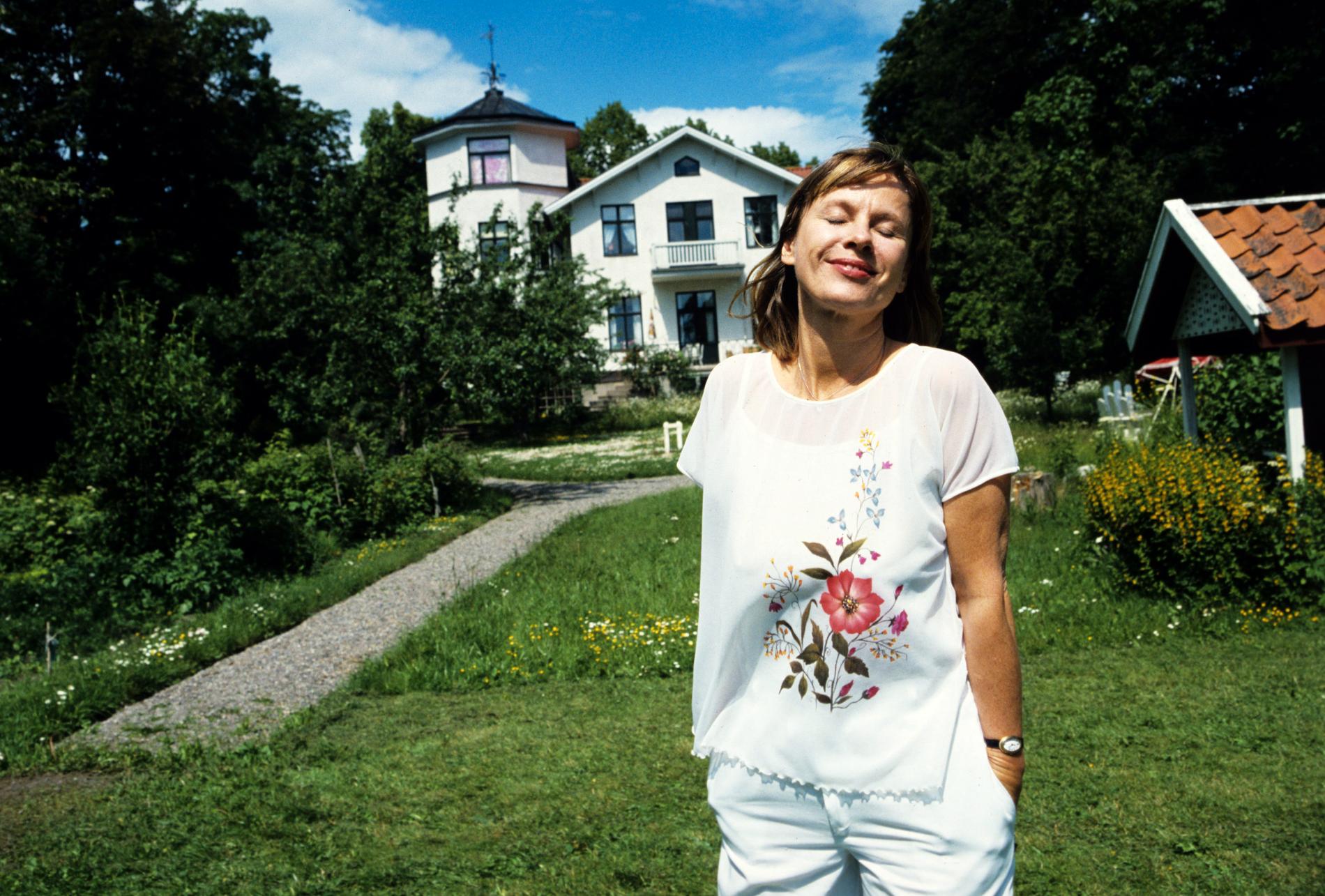 Bibi Andersson framför sitt hus på Lidingö 1980. 