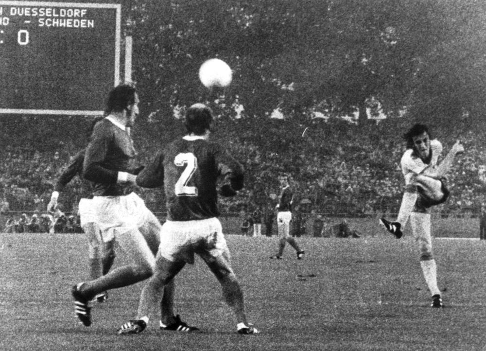 Ralf Edström volleyskjuter 1-0 för Sverige i slutspelsmatchen mot Västtyskland i fotbolls-VM 1974.