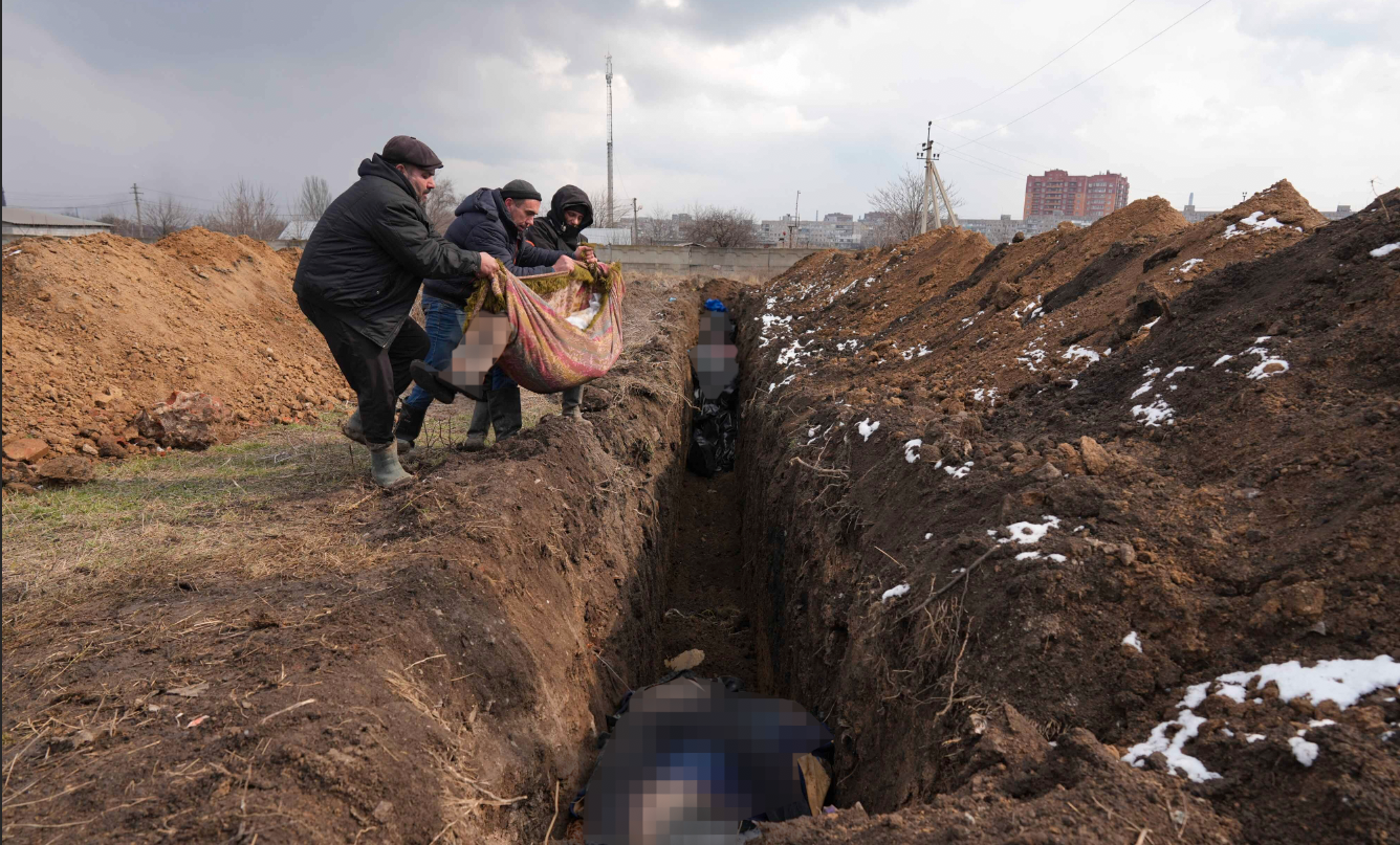  Döda kroppar begravs i en massgrav i utkanten av Mariupol under onsdagen. Över 1 200 civila ska ha dödats i de ryska attackerna mot staden. Den humanitära situationen beskrivs som ”katastrofal” av personal från Läkare utan gränser som är på plats. 