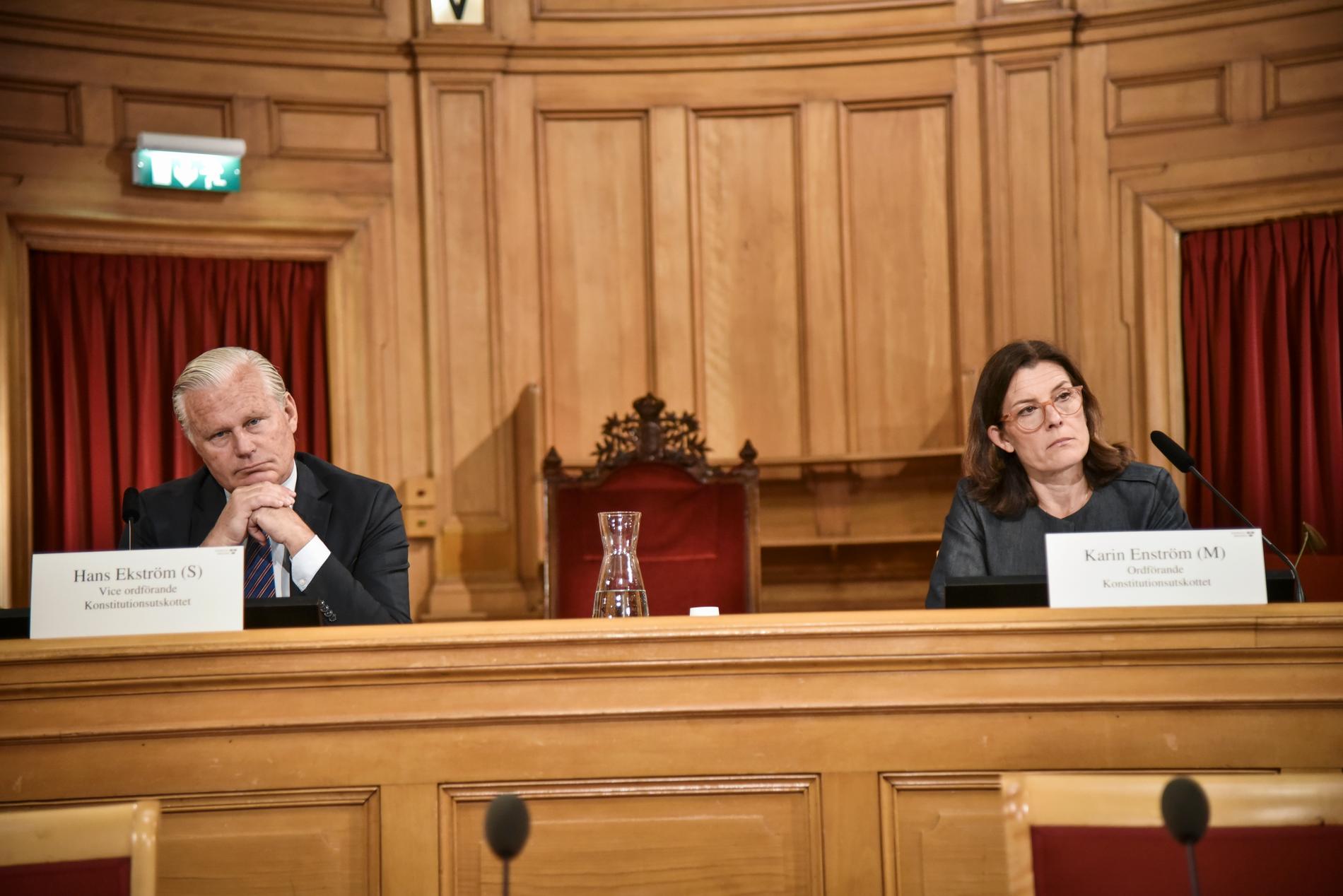 "Utskottet anser att regeringen brustit i hanteringen av pandemin. Det är allvarligt", säger KU:s ordförande Karin Enström (M). Till vänster vice ordförande Hans Ekström (S).