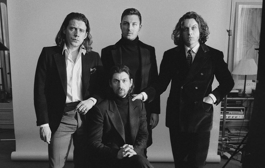 Låt oss hoppas att Arctic Monkeys är gladare inombords över att släppa nytt album. 