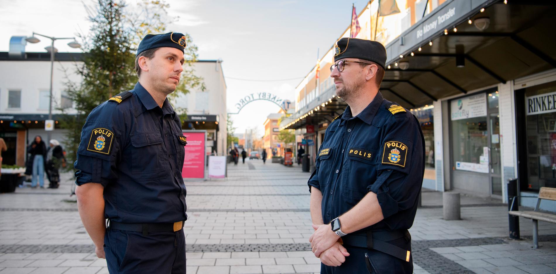 Flera mord och mordförsök har skett i Järva senaste åren. Lokalpoliserna Mats Törnblom, operationsledare, och biträdande chef Anders Djurestad jobbar för att stävja våldet.