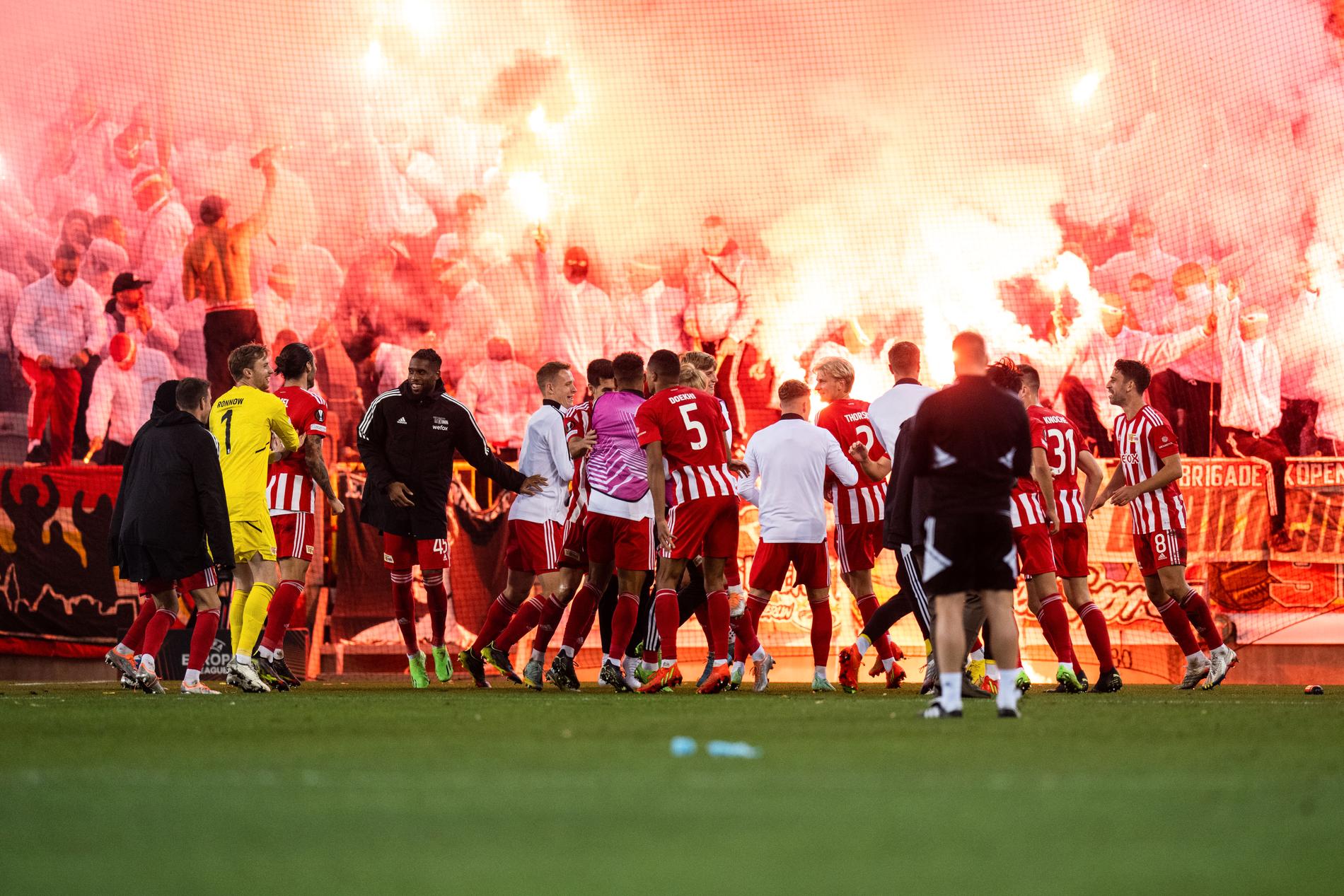 Union Berlin-spelarna firar med fansen efter matchen mot Malmö.  