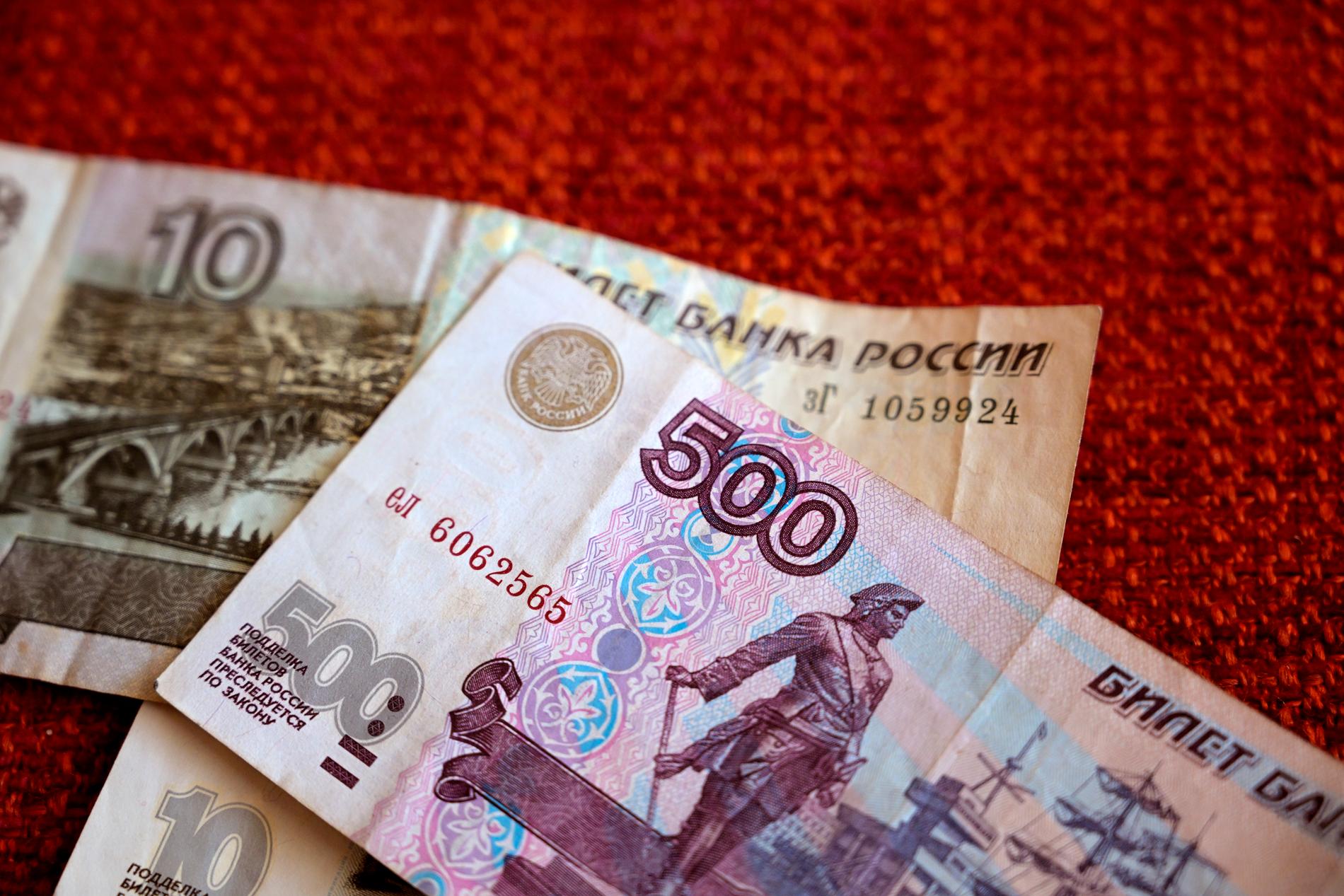 Rubeln räcker till allt mindre för ryssarna. Arkivbild.