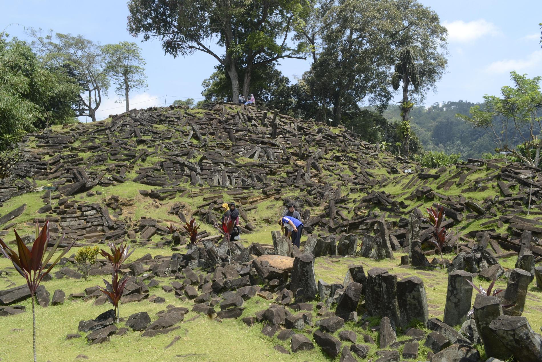 Forskarna har kommit fram till att Gunung Padang till största delen har tillverkats av människor – och att den kan vara så gammal som 25 000 år.