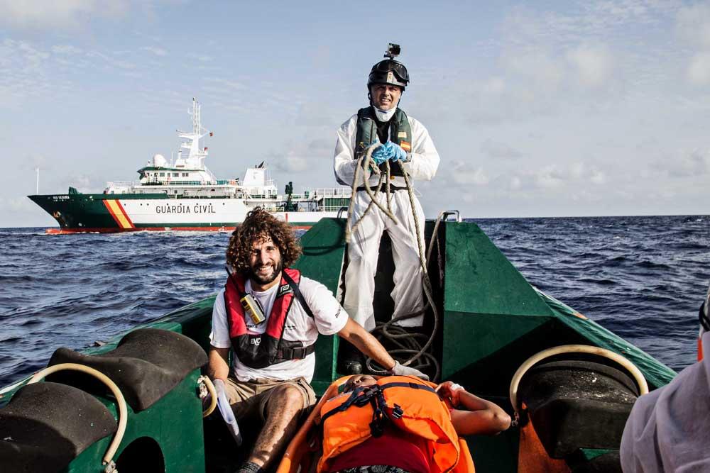 Projektsamordnaren Juan eskorterar Collins Bellock och hennes nyfödde son till den spanska kustbevakningens fartyg för vidare färd till Italien.
