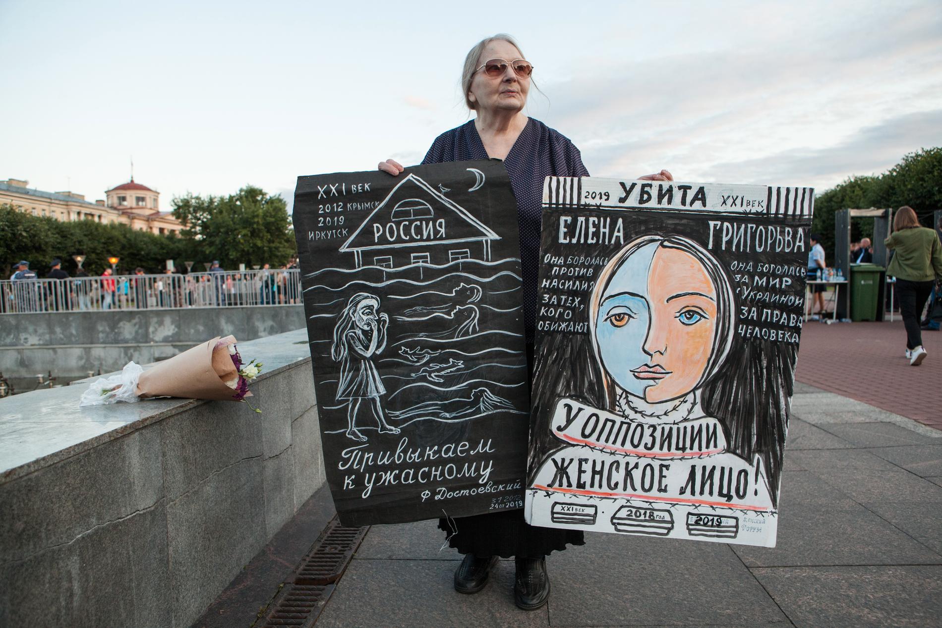 Jelena Osipova demonstrerar i Sankt Petersburg den 24 juli 2019 efter mordet på HBTQ-aktivisten Jelena Grigorjeva.