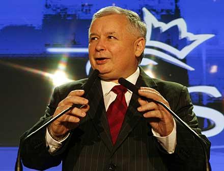 Premiärminister Jaroslaw Kaczynski tvingas be sin tvillingbror presidenten om entledigande.