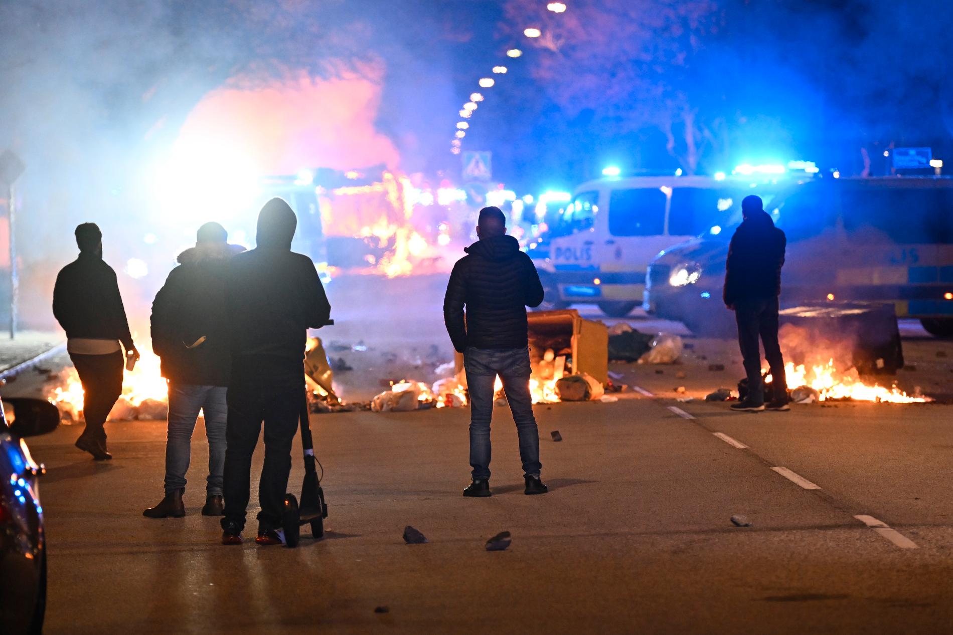 Vid midnatt natten mot påskdagen  utbröt kravaller på Västra Kattarpsvägen på Rosengård i Malmö.