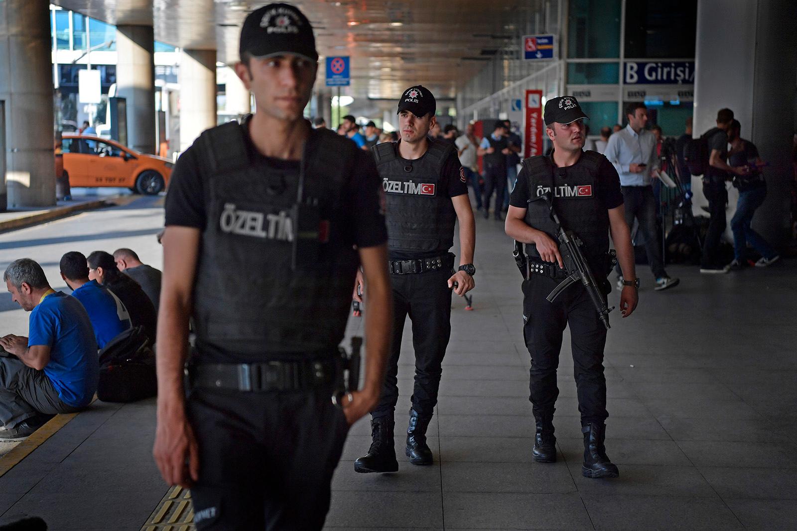 Polisen patrullerar på flygplatsen.