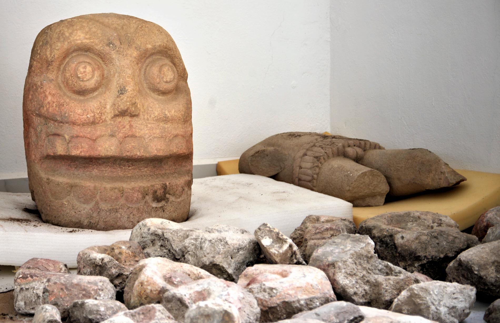Statyn av Xipe Totec. Liknande avbildningar har hittats tidigare men det är första gången som arkeologer säger sig ha funnit ett helt tempel tillägnat guden. Bilden är från oktober 2018.