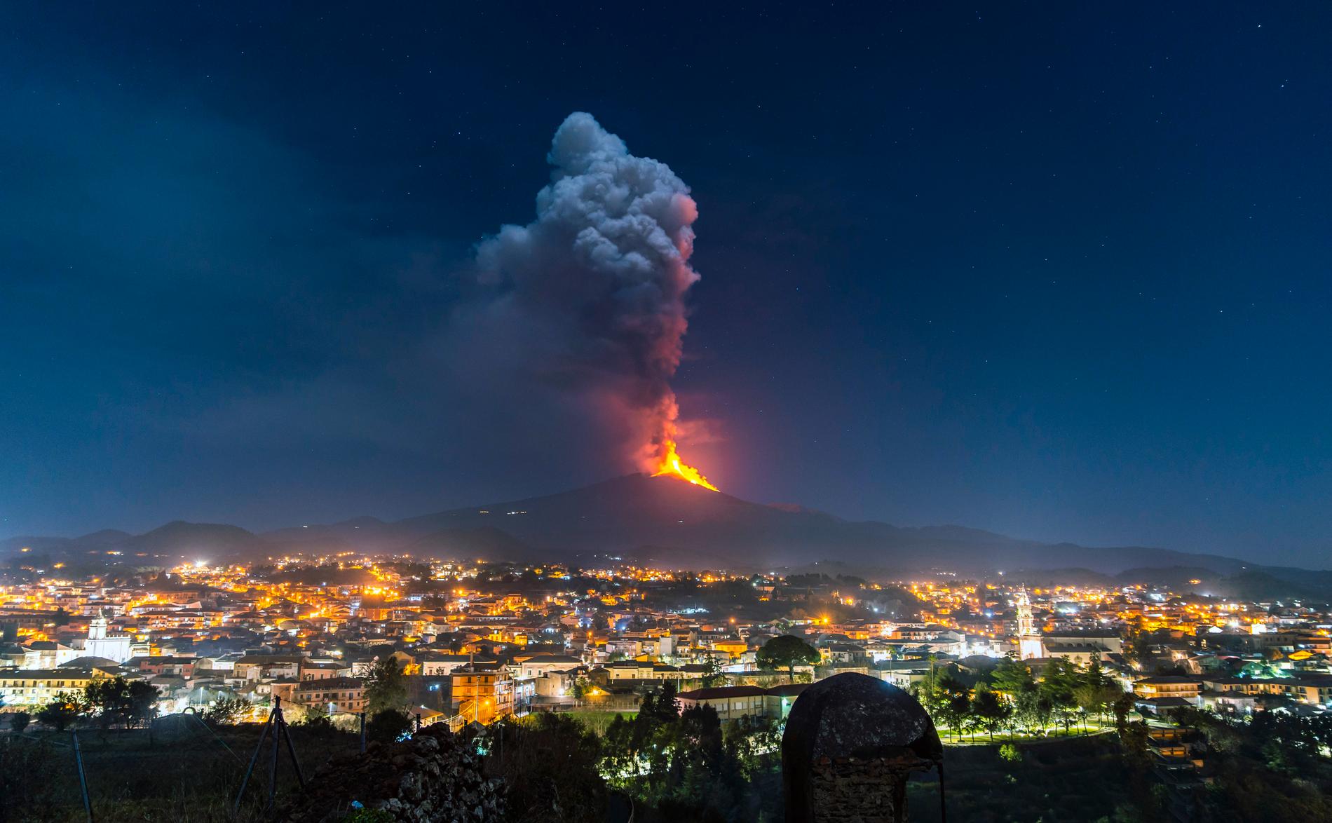 Den italienska vulkanen Etna, fotograferad från söder med staden Pedara i förgrunden.