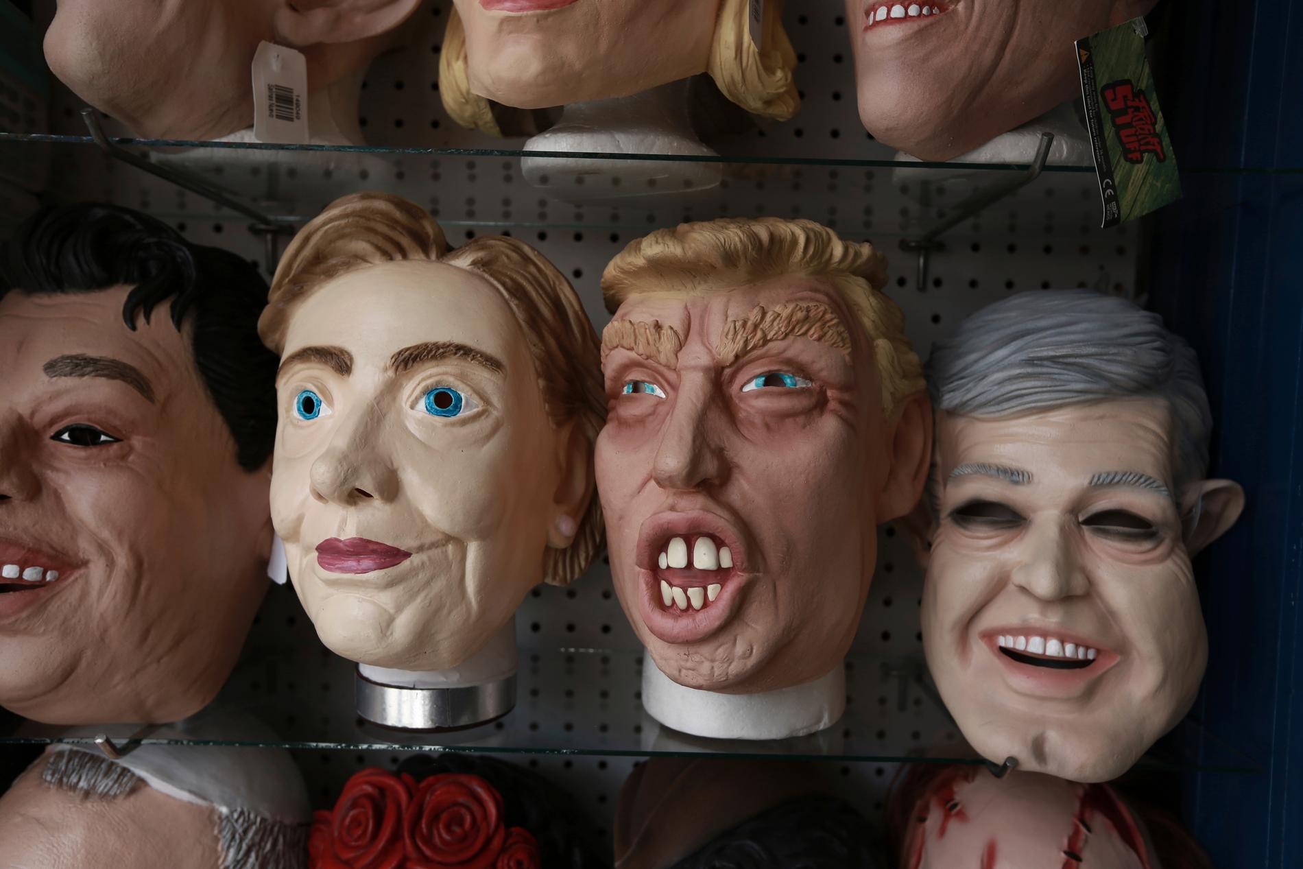 Hillary Clinton och Donald Trump i maskform. Arkivbild.