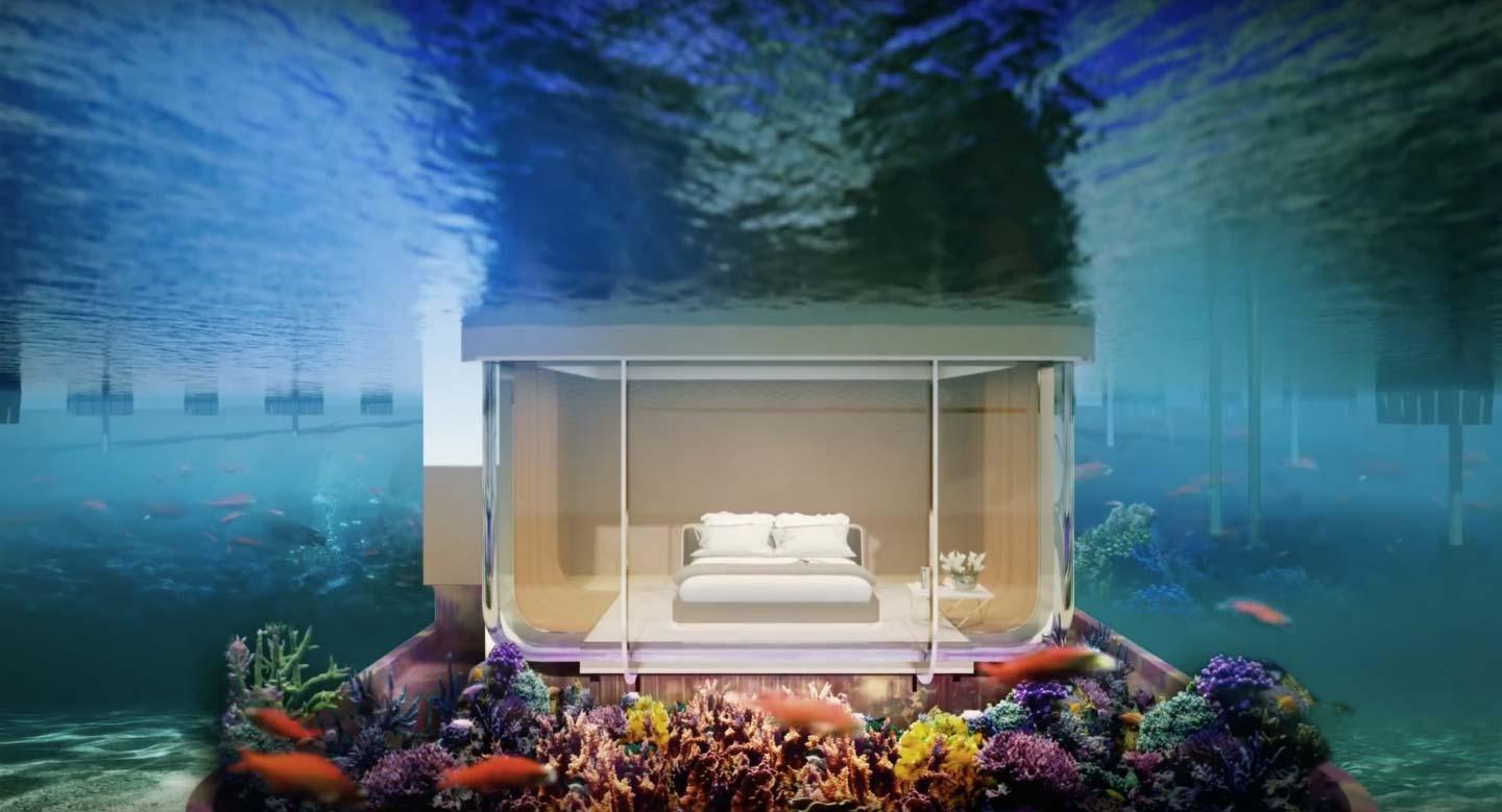 Under vattenytan finns sovrummet som är omgärdat av glasväggar.