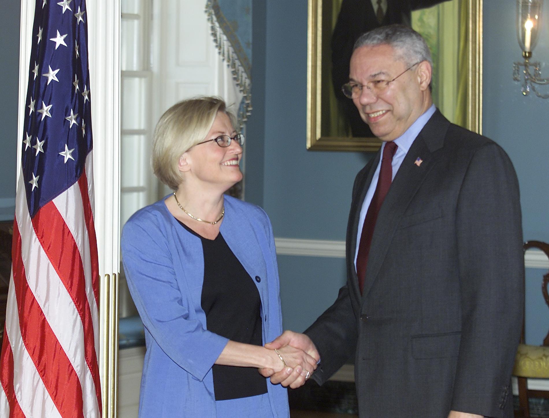 Colin Powell och Anna Lindh var utrikesministrar och deras relation som kollegor klickade rejält. Arkivbild från ett möte i Washington 2002.