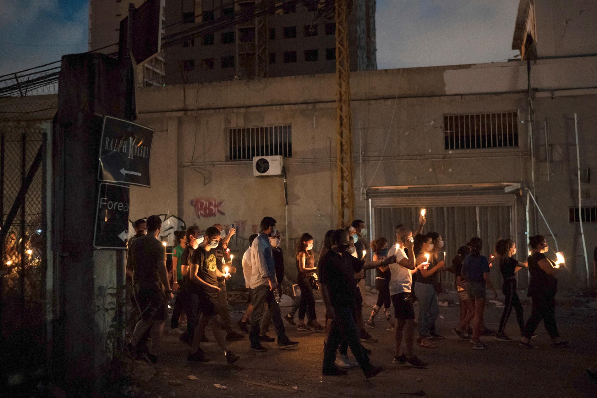 Ljusmanifestation för att hedra offren efter explosionen i Beiruts hamn.
