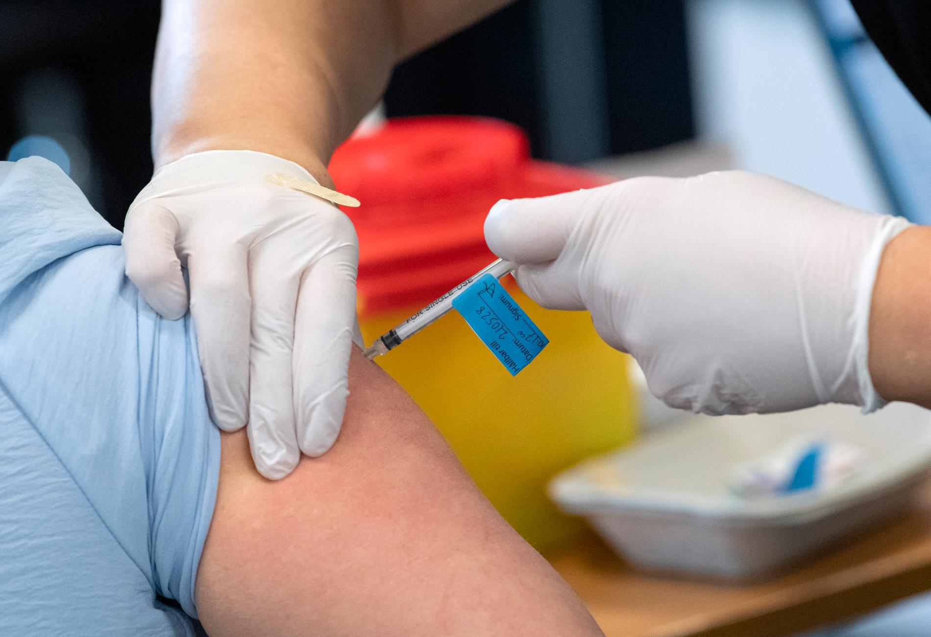Drygt 250 personer i Sverige har sökt ersättning för biverkningar efter att ha vaccinerat sig mot covid-19. Arkivbild.