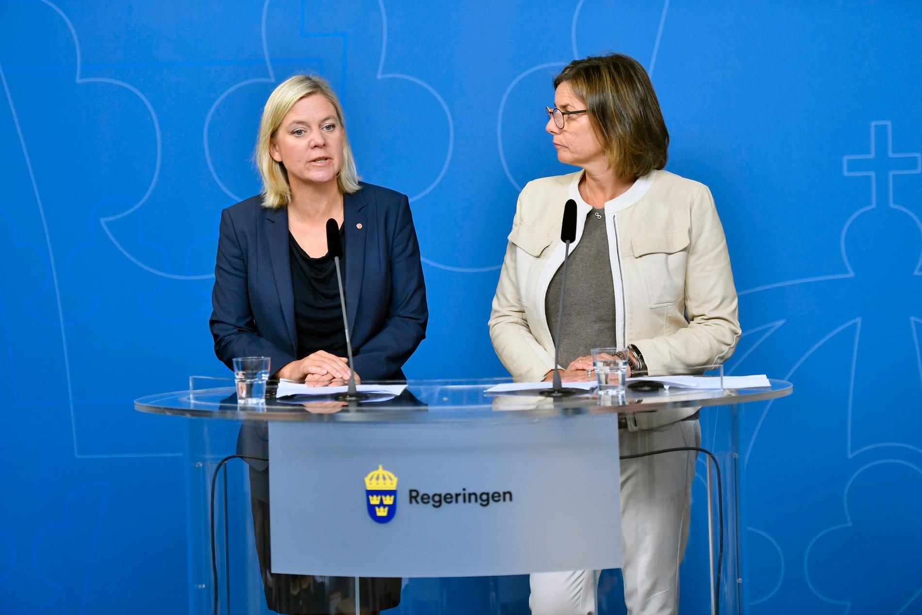 Magdalena Andersson och Isabella Lövin på pressträffen