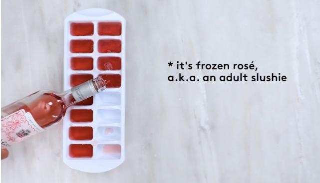 Du börjar med att frysa rosevinet – i iskubar.