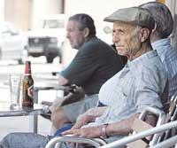 Några män tar det lugnt på ett kafé i staden Llucmajor.