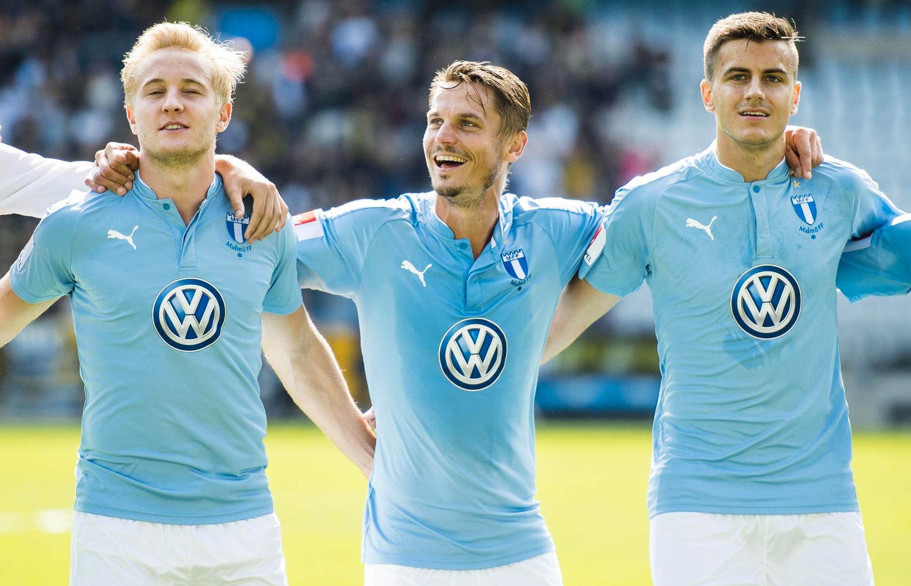 Malmö FF:s Franz Brorsson, Markus Rosenberg och Alexander Jeremejeff jublar efter 2–0-segern.