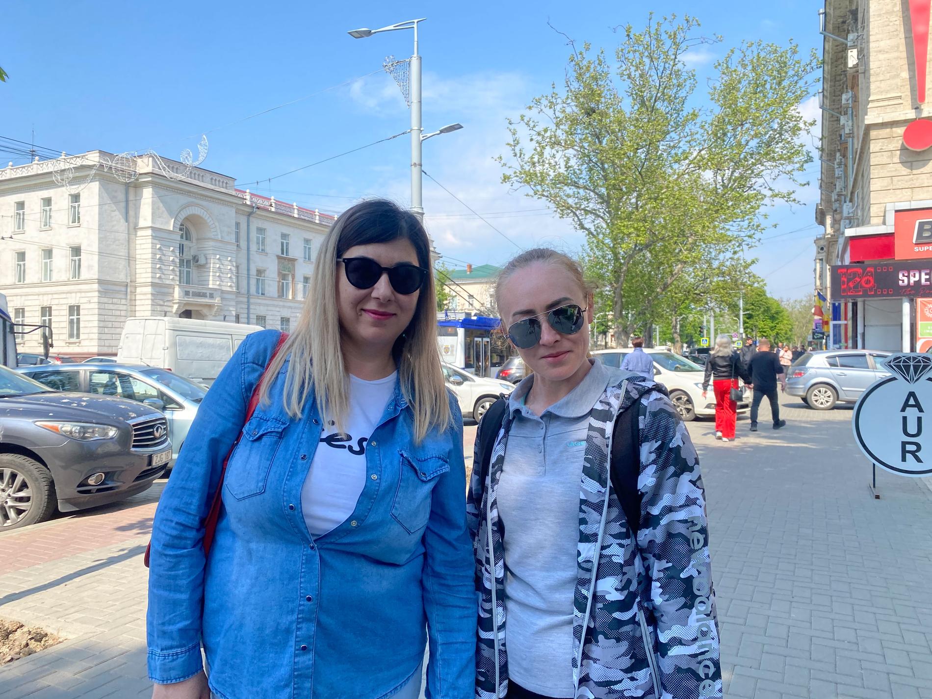Larisa Lascu, 41, och Liliana Balur, 41, är ute och shoppar i Chisinaus centrum. ”Jag skulle stanna här i Moldavien om kriget kom”, säger Liliana. 