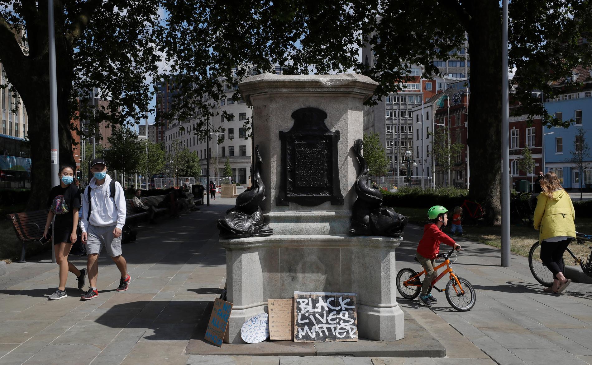 Sockeln som statyn av Edward Colston stod på i Bristol – innan statyn slängdes i vattnet i fjol av demonstranter ur Black lives matter-rörelsen. Arkivbild.