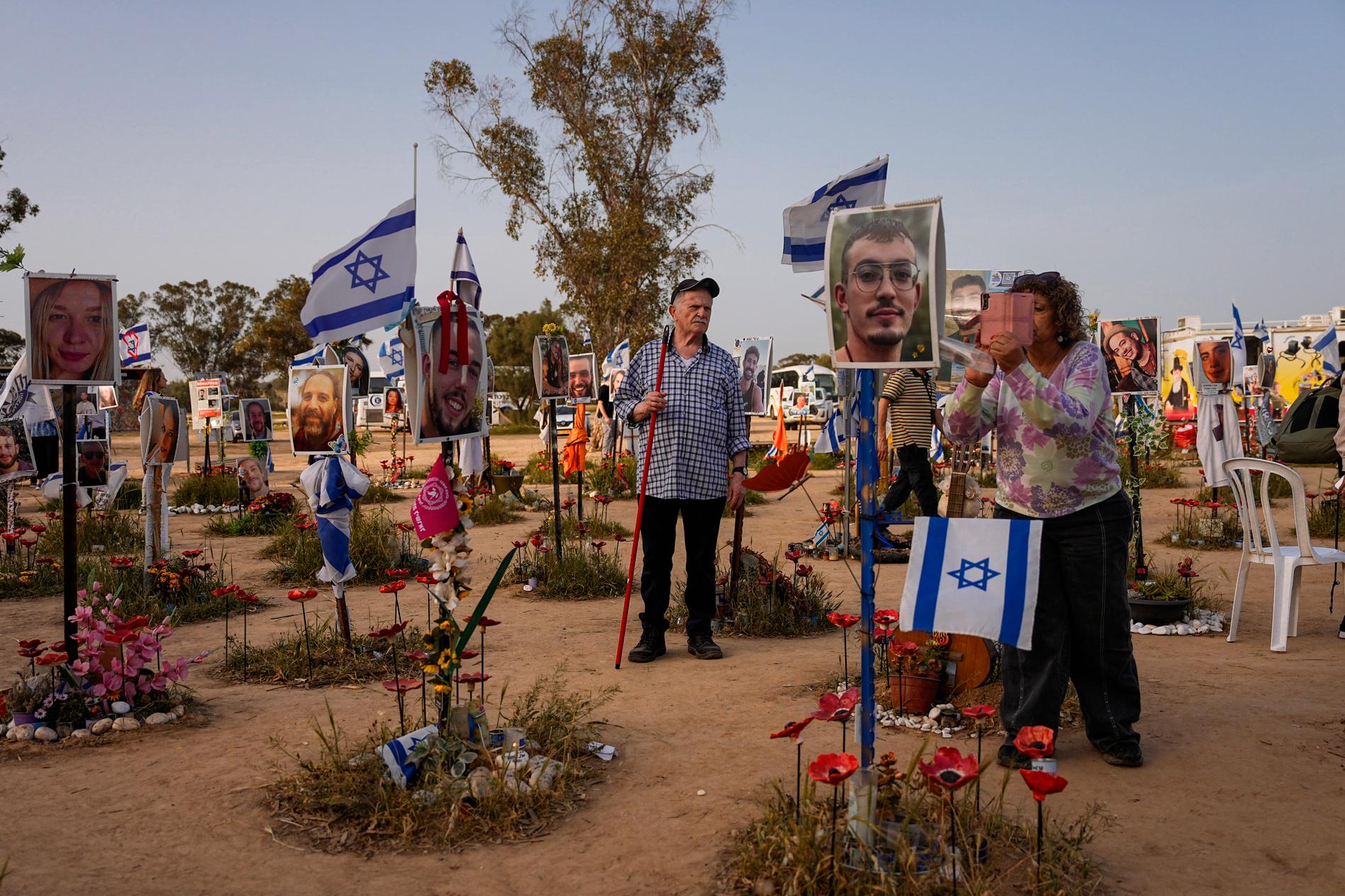 Festivalområdet när kibbutz Re’im har bivit en minnesplats för de unga människor som mördades eller kidnappades där, när Hamas attackerade den 7 oktober. 