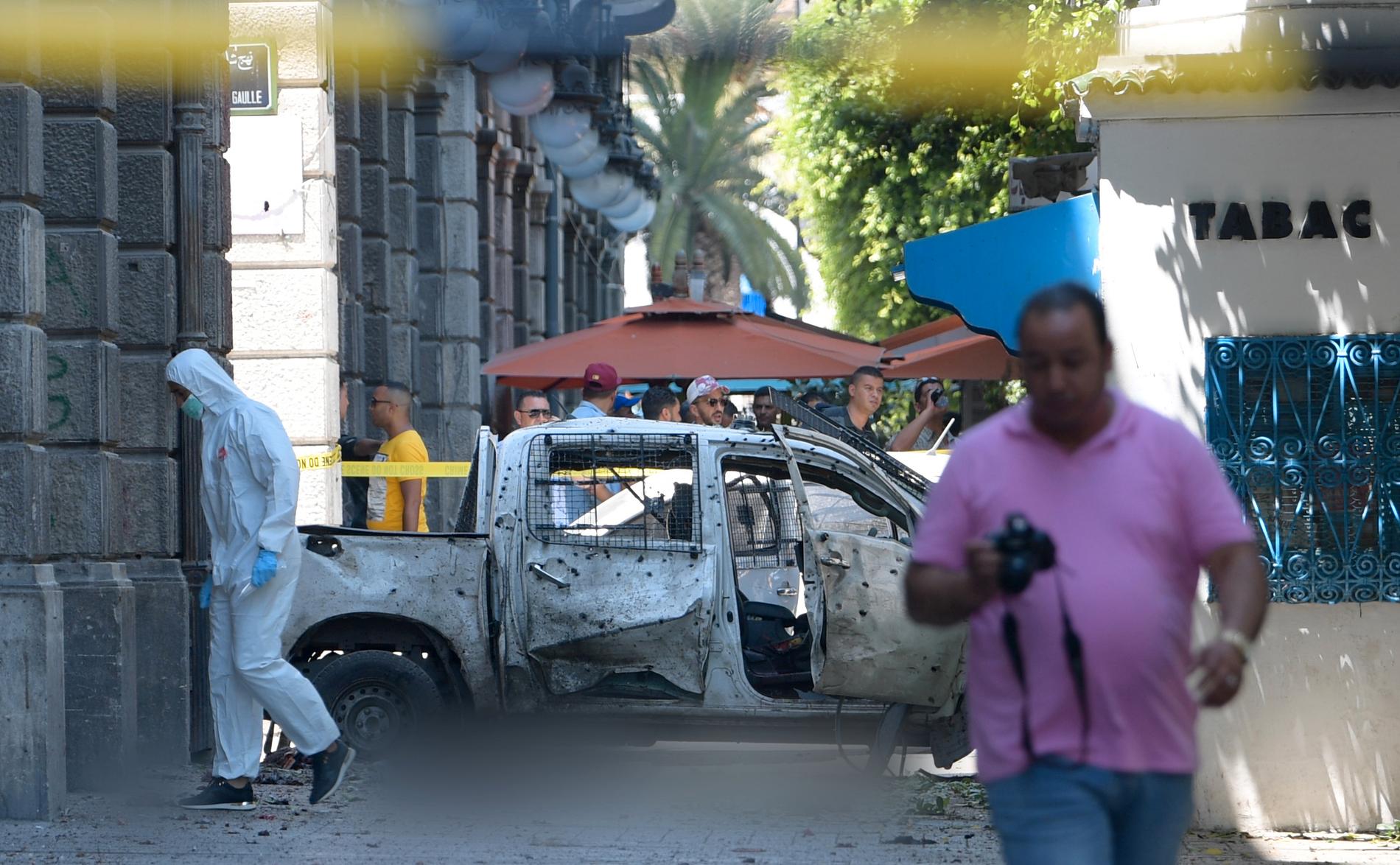 En polis har dött och ytterligare flera personer har skadats i två självmordsattacker i centrala Tunis.