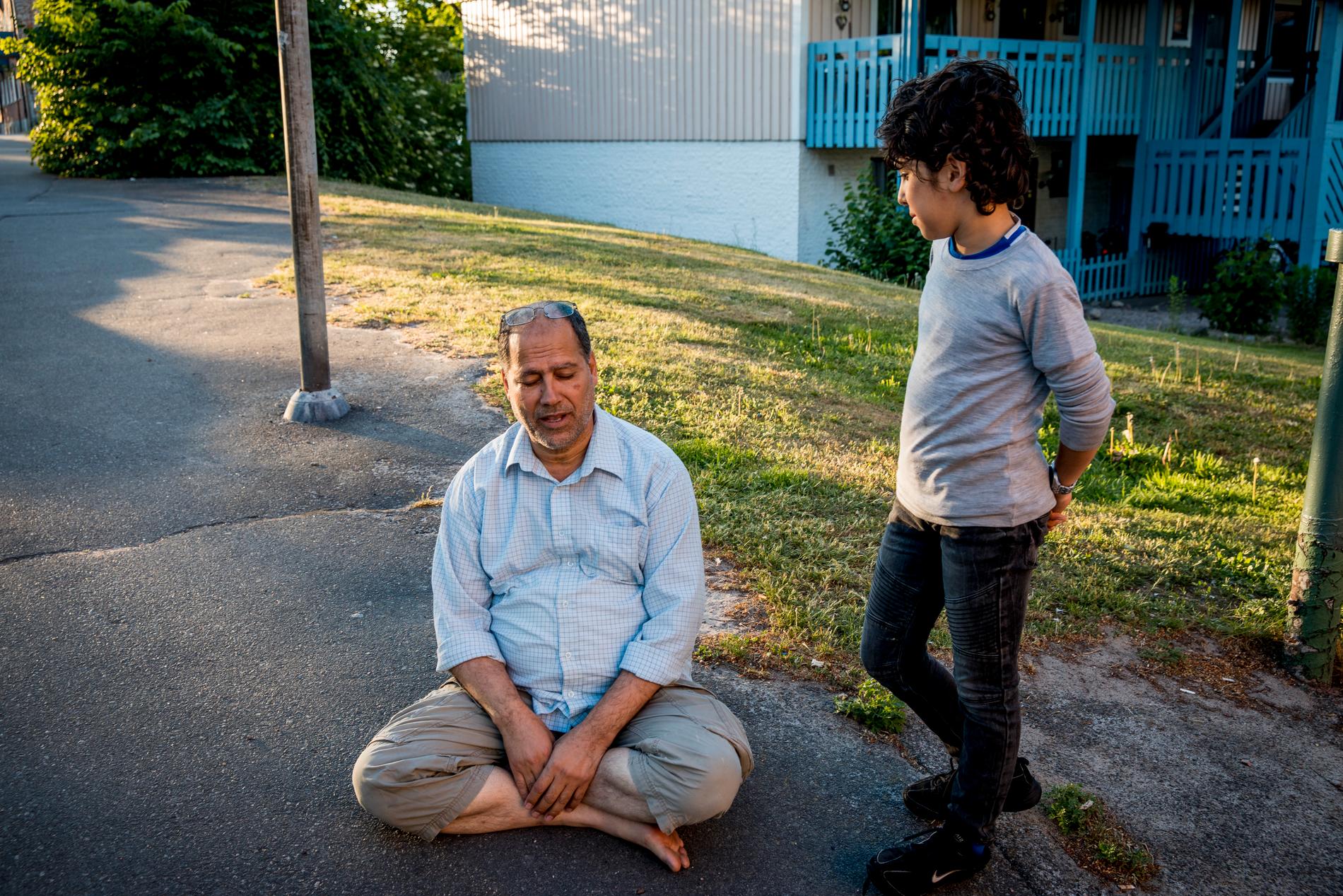 Ismail Darragi talar ingen svenska. Han har med sig sin elvaårige son Zaed som tolk