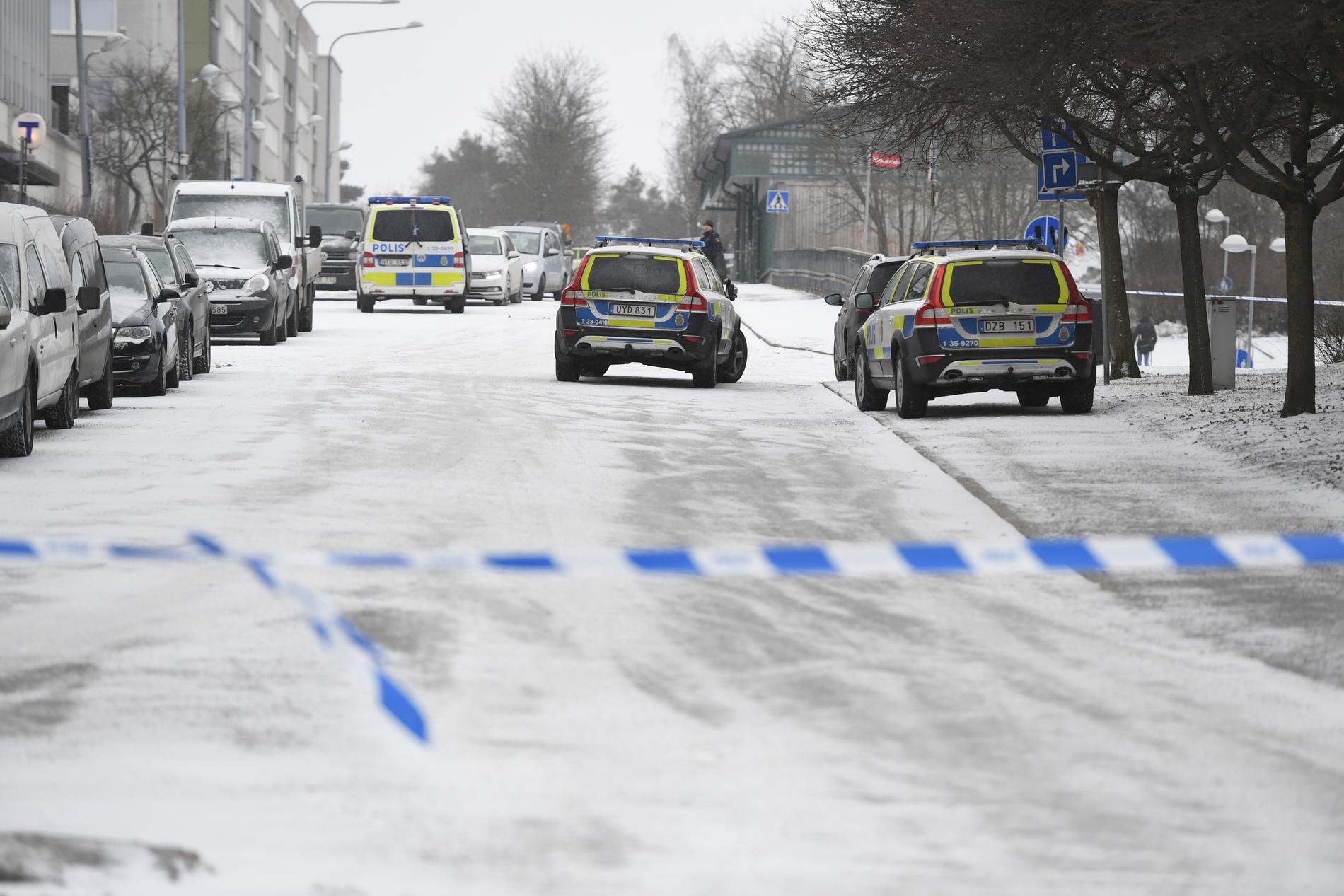Polisavspärrning vid dubbelmordet i Hallonbergen norr om Stockholm i mars i år. Arkivbild.