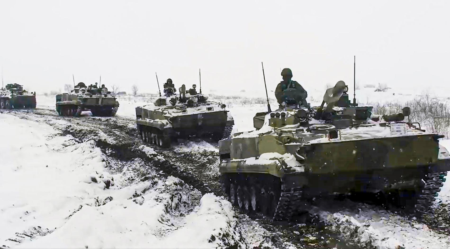 Ryska stridsfordon under en militärövning i Rostov-regionen i landets sydvästra delar, onsdagen den 26 januari 2022.
