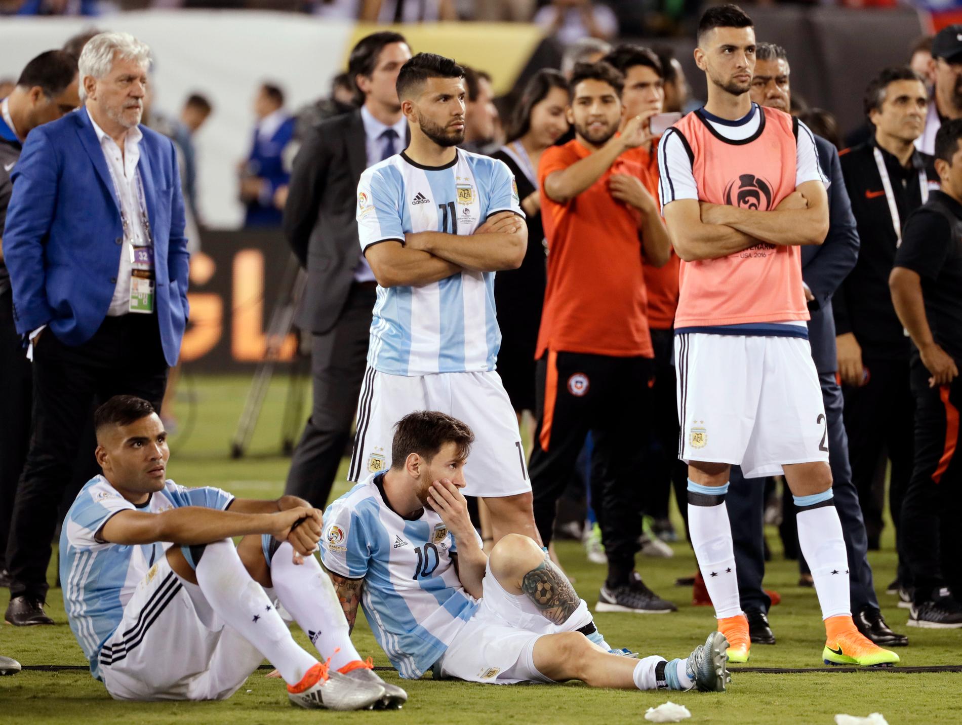 Argentinska spelare deppar efter finalförlusten i Copa América.