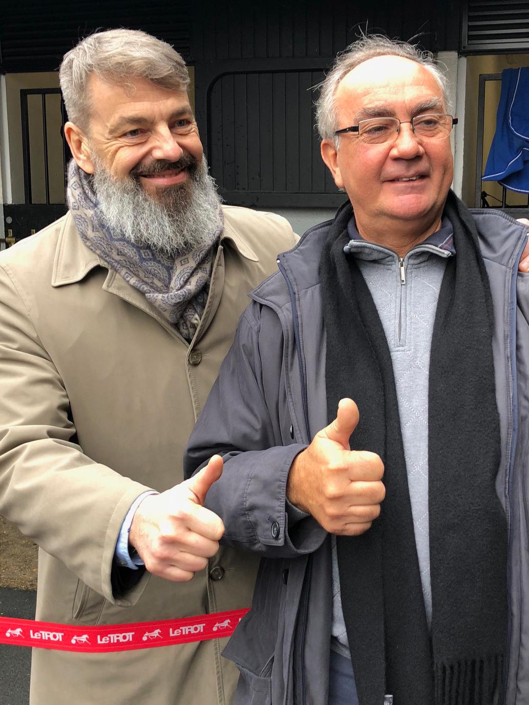 Pierre Pilarski (till vänster) får ta massvis med bilder tillsammans med supportrar till Bold Eagle utanför hästens box på Vincennes stallbacke.