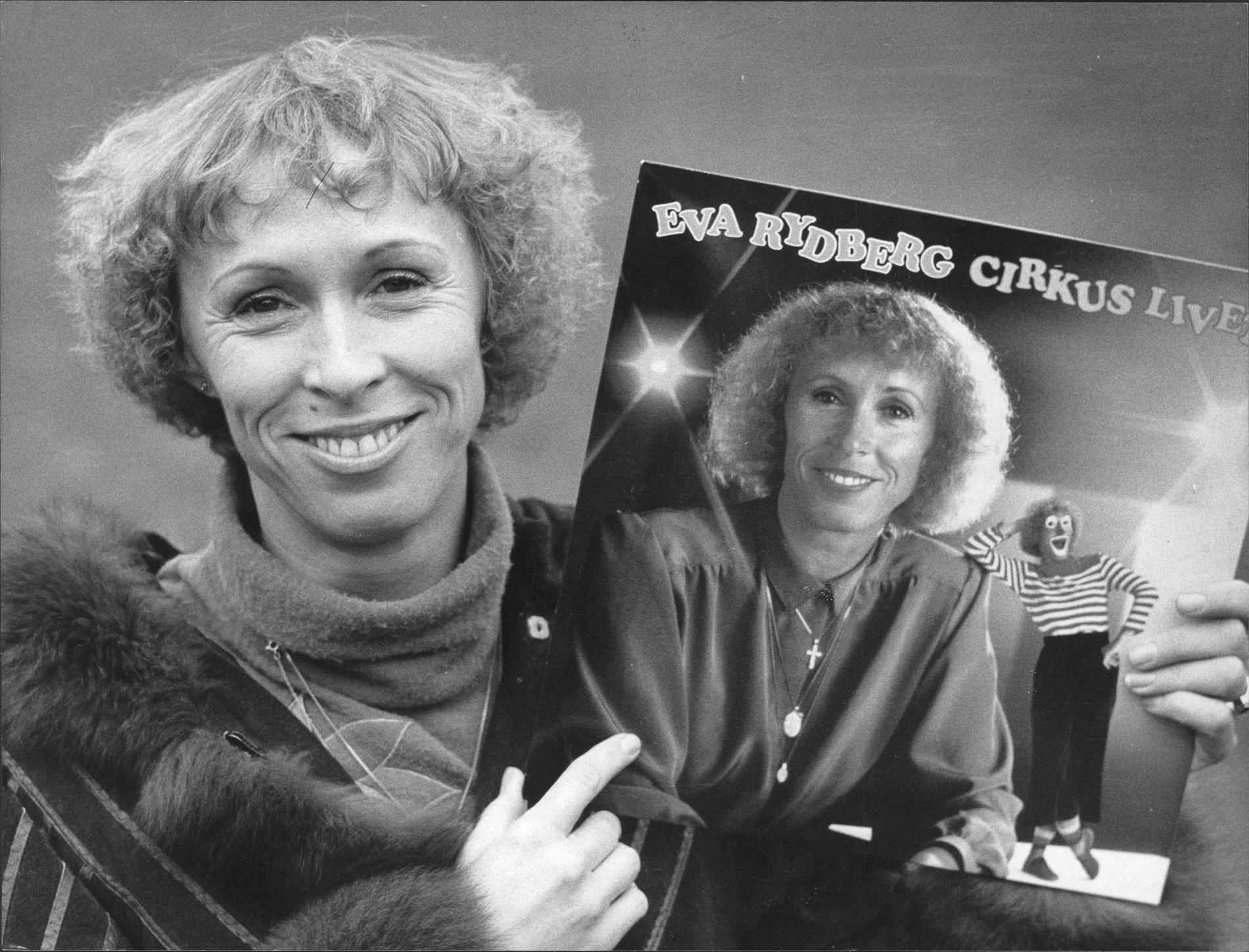 Eva Rydberg visar upp sin LP-skiva 1984.