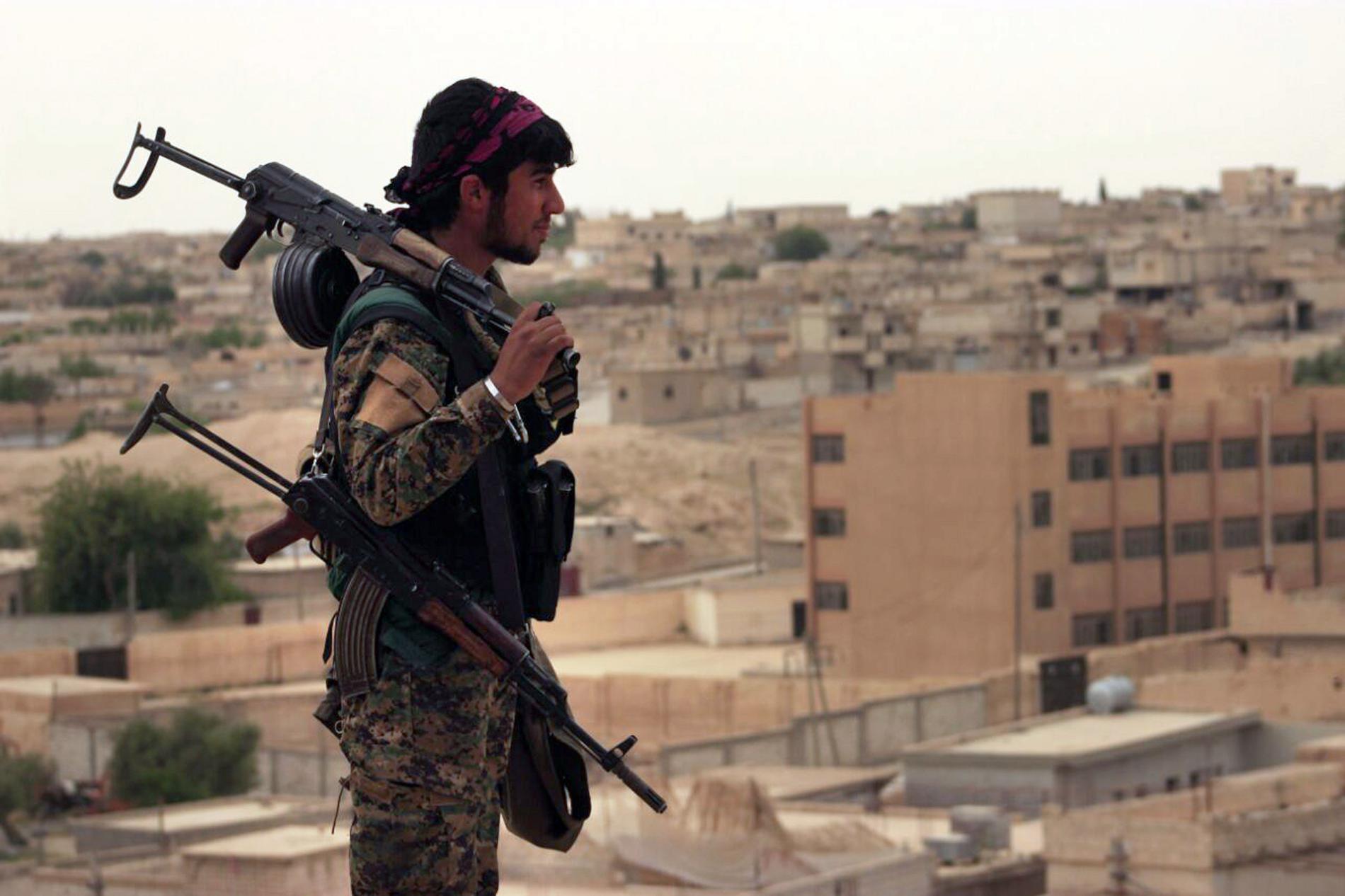 En SDF-soldat på ett tak i utkanten av Tabqa efter en lyckad offensiv mot IS i området, i slutet av april.