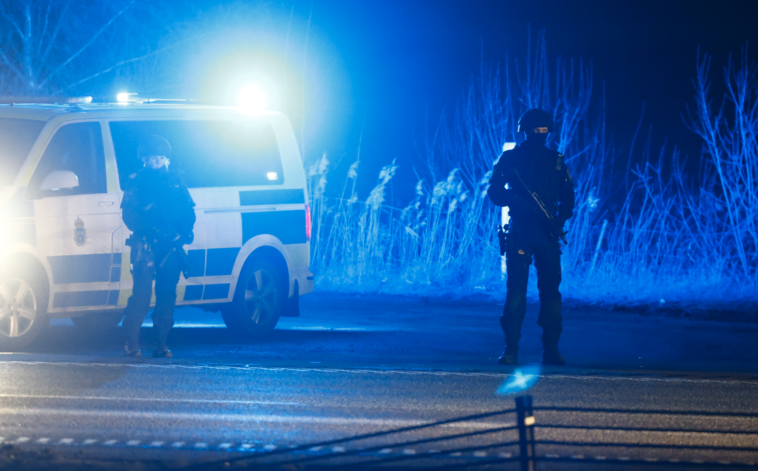 Under onsdagskvällen pågick jakten på rymlingen kring Norrköping. Tungt beväpnad polis syntes längs flera vägar.