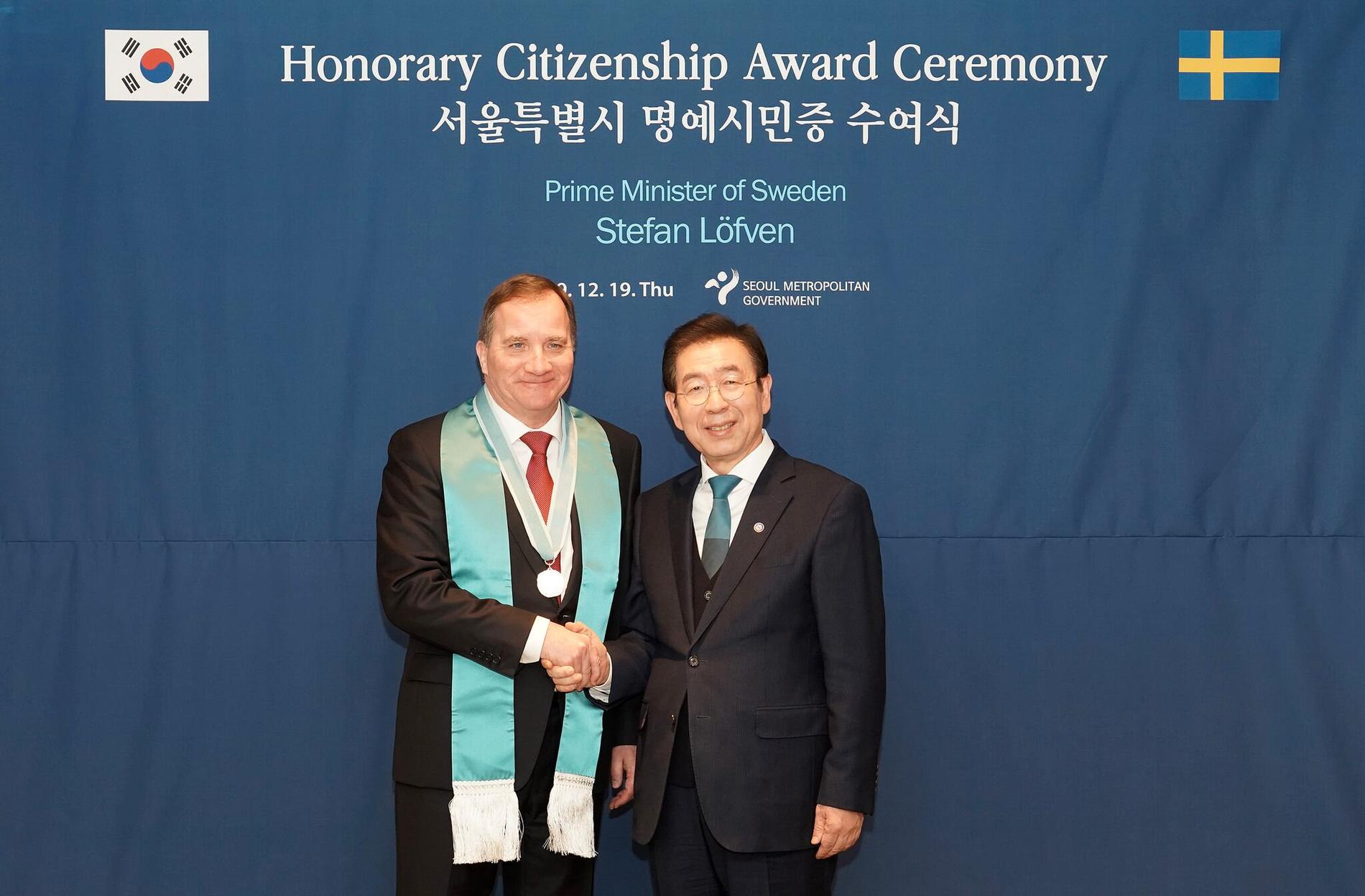 Under besöket i Sydkorea har statsminister Stefan Löfven utsetts till hedersmedborgare i Seoul. Här med Seouls borgmästare Park Won-Soon. "Det är en ära", säger Stefan Löfven.