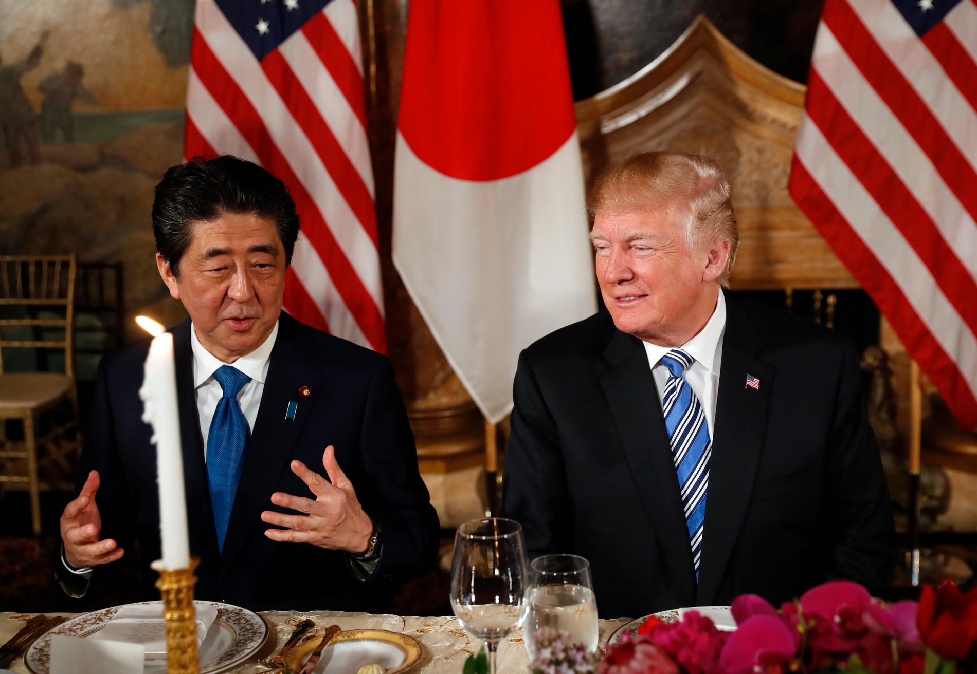 President Donald Trump och premiärminister Shinzo Abe vid en middag i april. Snart möts de igen för att prata om Nordkorea. Arkivbild.