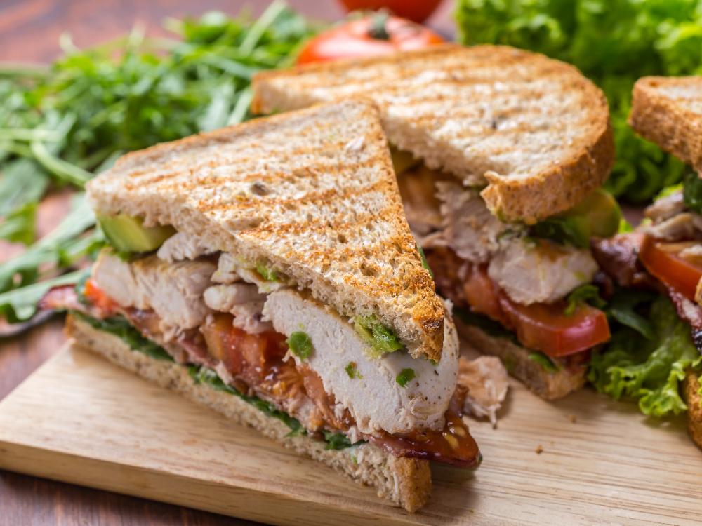 Club sandwich med kyckling och bacon.